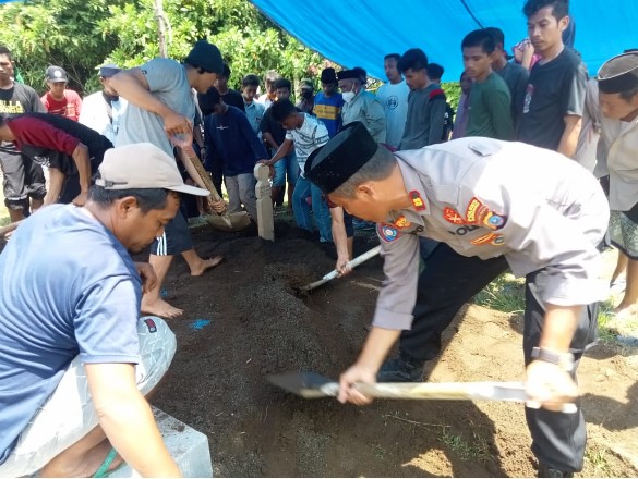  Kasat Binmas Polres Morowali Bantu Pemakaman Korban Lakalantas