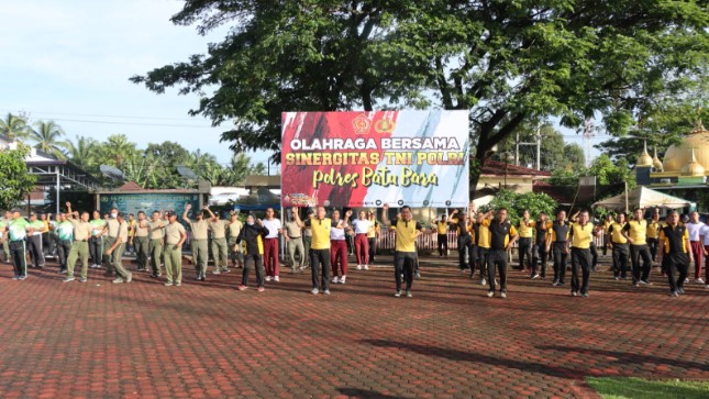 Sinergisitas TNI-Polri, Polres Batubara Gelar Olahraga Bersama dan Santuni Warga Kurang Mampu