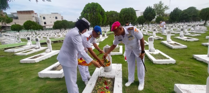 Peringati HUT Armada RI TNI AL, Prajurit Yonmarhanlan I Ziarah Rombongan ke TMP Bukit Barisan Medan