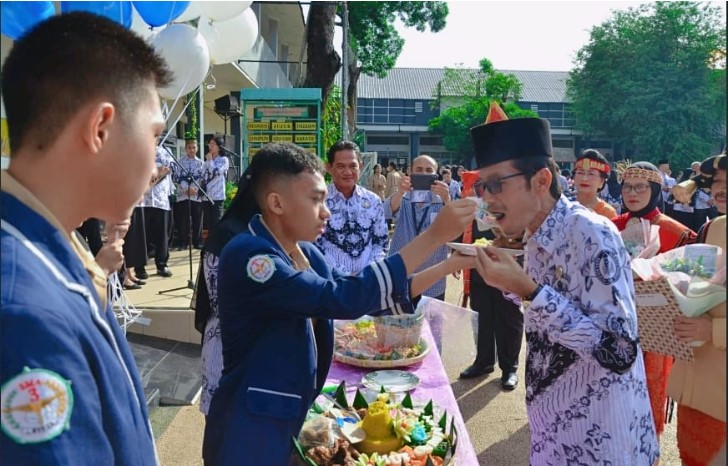 SMA Negeri 3 Medan Gelar Upacara dan Pemotongan Nasi Tumpeng Syukuran Hari Guru Nasional