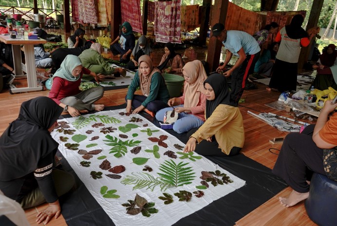  PT IMIP Edukasi Masyarakat Olah Sampah Jadi Kain Bermotif