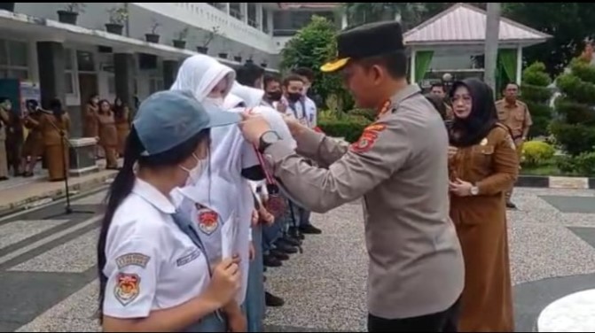  Kapolrestabes Medan Beri Penghargaan ke Pelajar Berprestasi di SMA Negeri 1 Medan