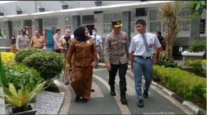  Momen Pelajar SMA Negeri 1 Medan Foto Bareng Kapolrestabes Medan Kombes Pol Valentino Alfa Tatareda