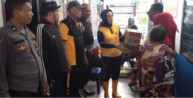  Kapolresta Deli Serdang Pantau Dapur Umum Korban Banjir di Sekip