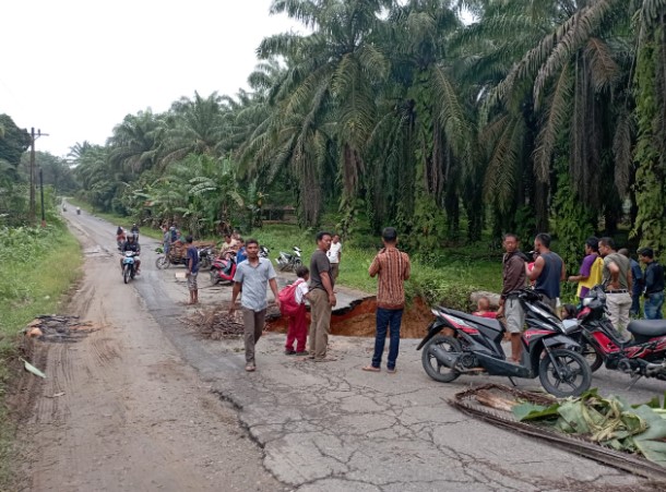 Jalan Lintas Sumatera Kota Pinang Gunung Tua Longsor Berlubang