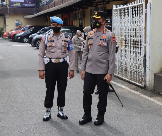  Kapolrestabes Medan Cek Kesiapan Personel Piket Penjagaan, Tetap Waspada dan Utamakan Pelayanan Masyarakat