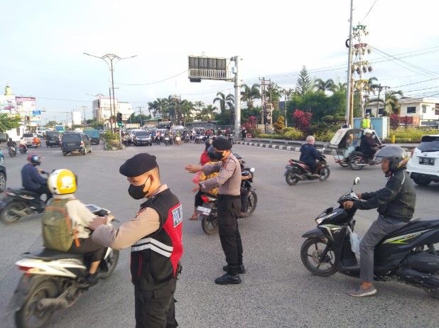  Wakasat Samapta Polrestabes Medan Bersama Anggota Atur Lalu Lintas di Jalan Raya