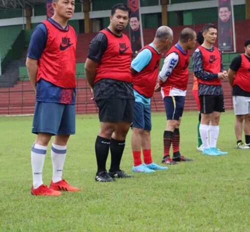  Jaga Kebugaran Tubuh, Kapolrestabes Medan Olahraga Sepakbola di Stadion Teladan