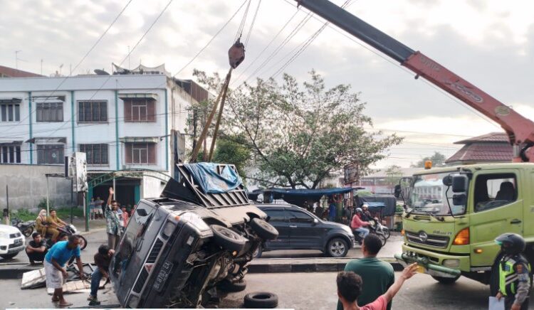  Mobil Pick Up Terbalik di Jalan Yos Sudarso