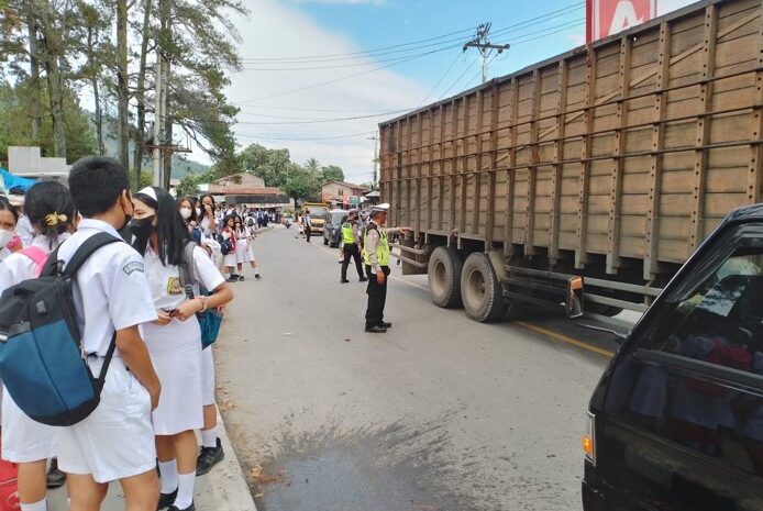 Kasat Lantas Polres Toba Gatur Lalin saat Pelajar Pulang Sekolah