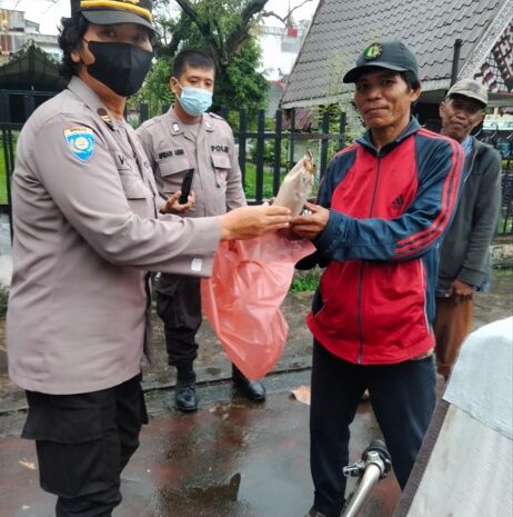  Sat Binmas Polrestabes Bagikan Nasi Bungkus Kepada Warga Kurang Mampu di Jalan Perintis Kemerdekaan