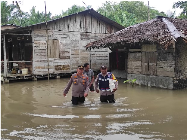 Kapolsek Lima Puluh Kunjungi Korban Banjir di 2 Desa