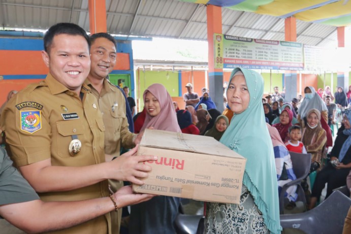  Serahkan Stimulus IKM di Pegajahan, Bupati Harap Opak dan Kripik Sergai “Go Internasional”