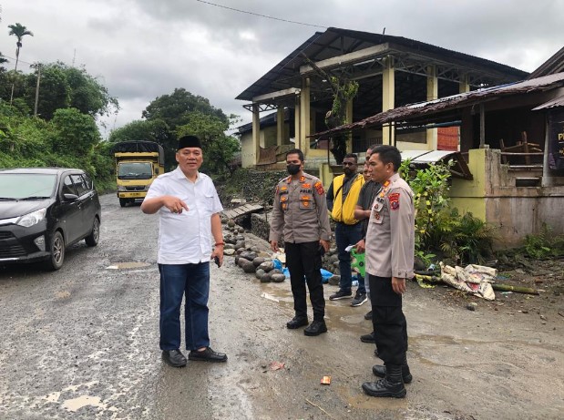  Polrestabes Medan Berkolaborasi dengan Walubi Bangun Jalan Desa Tiang Layar