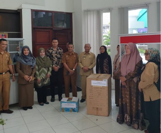  Serahkan Bantuan, Bupati Asahan Berharap Wirausaha Baru Dapat Terus Berkembang