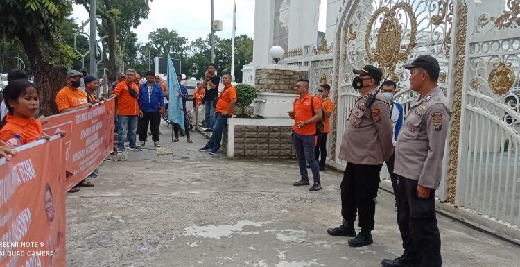  Polrestabes Medan Kawal Aksi Karnaval Partai Buruh di Kantor Gubsu