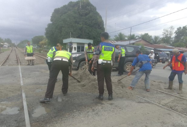 Minimalisir Kemacetan, Satlantas Polres Batubara Timbun Jalan Rusak dan Berlubang di Perlintas Kereta Api