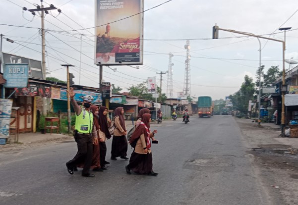  Gatur Pagi Satlantas Polres Batubara, Masyarakat dan Anak Sekolah Nyaman Dibantu Sebrangi Jalan