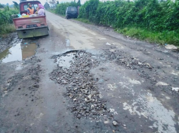  Baru Seminggu Diaspal, Jalan Alternatif Tigapanah Menuju Berastagi Sudah Rusak, Bupati Karo Diminta Jangan Cuek