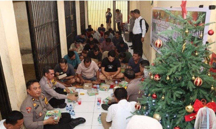 Penuh Makna, Kapolres Batubara Rayakan Natal dengan Tahanan