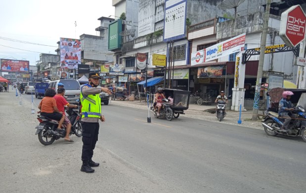  Kapolsek Indrapura Turun ke Jalan Antisipasi Kepadatan Lalu Lintas di Jalinsum Pajak Delima