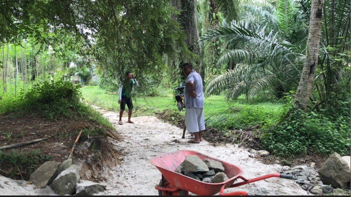  Patut Ditiru, 2 Warga Desa Mangkai Baru Gotong Royong Perbaiki Jalan Rusak