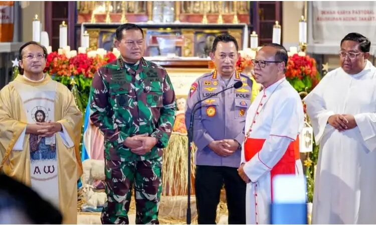 Tinjau Gereja di Malam Natal, Kapolri Pastikan TNI-Polri Beri Rasa Aman Sepanjang Nataru