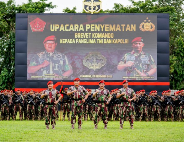 Disematkan Baret Merah Kopassus, Kapolri: Jangan Ragukan Sinergisitas TNI-Polri Jaga NKRI