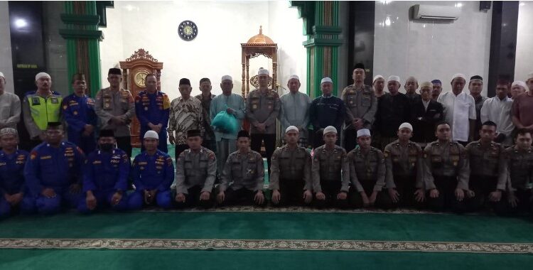  Wakapolda Sumut Safari Ibadah Sholat Subuh di Mesjid Hidayatul Muslimin