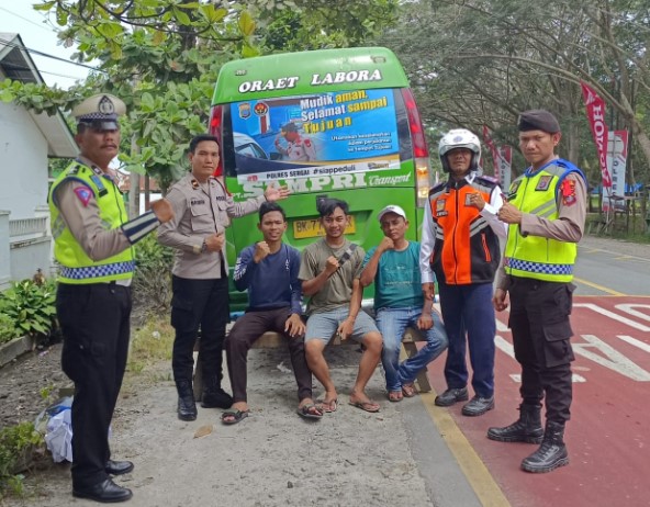  Polres Sergai Pasang Stiker One Way Imbauan Kapolda Sumut di Sejumlah Angkutan Mudik