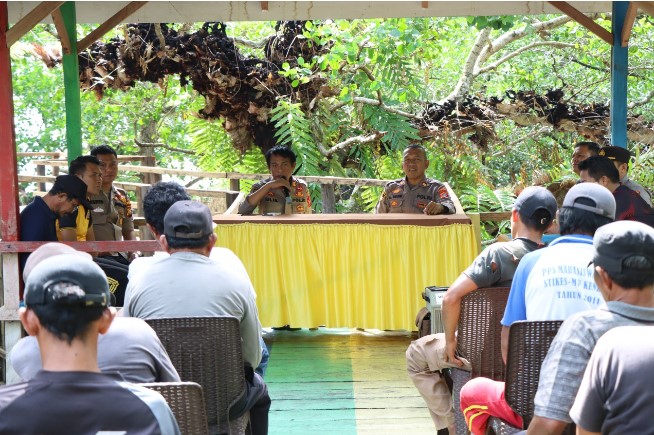  Kabag SDM Polres Morowali Bersama Personil Kunjungi Tokoh Masyarakat, Nelayan dan Petani di Desa Tofuti