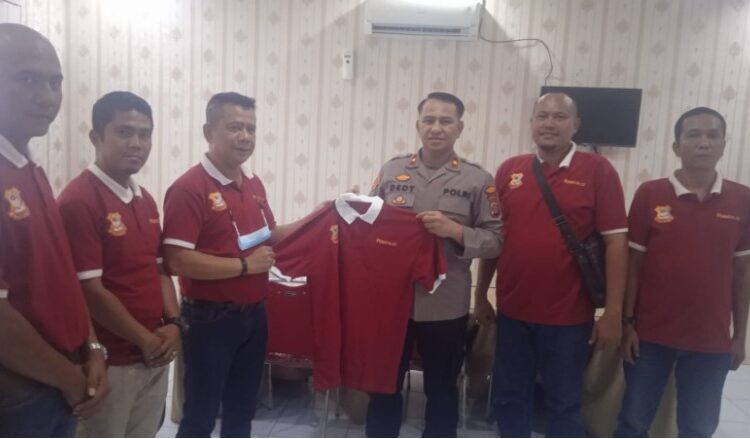  Berikan Baju Kaos, Pewarta Polrestabes Medan Jumat Curhat Bersama Kapolsek Delitua