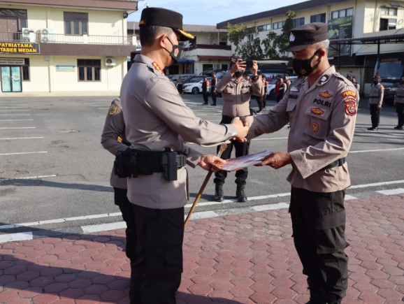  Kapolrestabes Medan Berikan Penghargaan Kepada Satwil dan Polsek Berprestasi