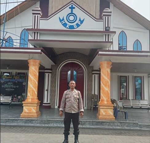 Dua Personil Polsek Lima Puluh Kawal Pengamanan Gereja HKBP Kelurahan Lima Puluh