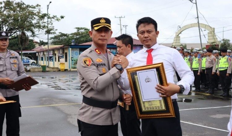 4 Personil Polres Pelabuhan Belawan Terima Reward