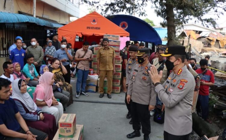  Momen Jumat Curhat, Kapolrestabes Medan Beri Bantuan ke Korban Kebakaran Jalan Bromo Medan