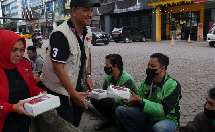  Anggota DPRD Sumut Sutarto Berbagi Nasi Bungkus ke Ojol dan Abang Becak