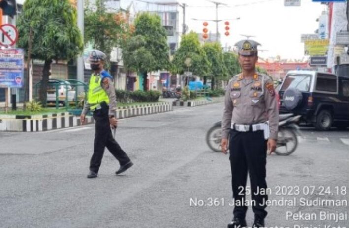  Personil Sat Lantas Polres Binjai Atur Lalu Lintas dan Bantu Penyeberangan