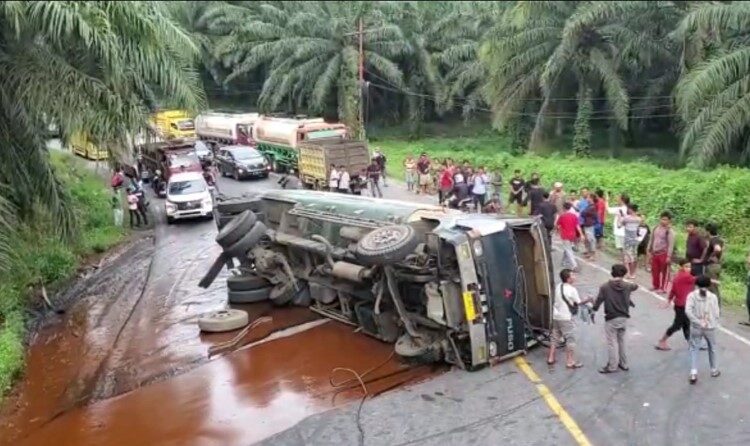  Truk Pengangkut CPO Terguling di Bukit Kodok Labusel