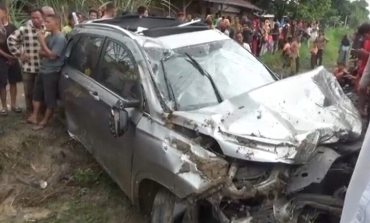  Kereta Api Seret Minibus Hingga Puluhan Meter, Dua Penumpang Terjepit