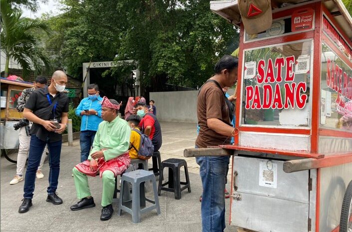  Suka Kuliner di Pedagang Kaki Lima, Bupati Sergai: Mari Bangkitkan UMKM Masyarakat