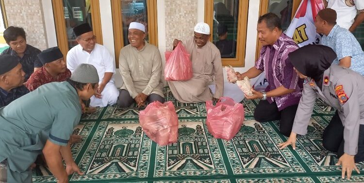 Jumat Curhat, Kasat Binmas Polresta Deli Serdang Beri Nasi Bungkus dan Dengarkan Curhat Jemaah