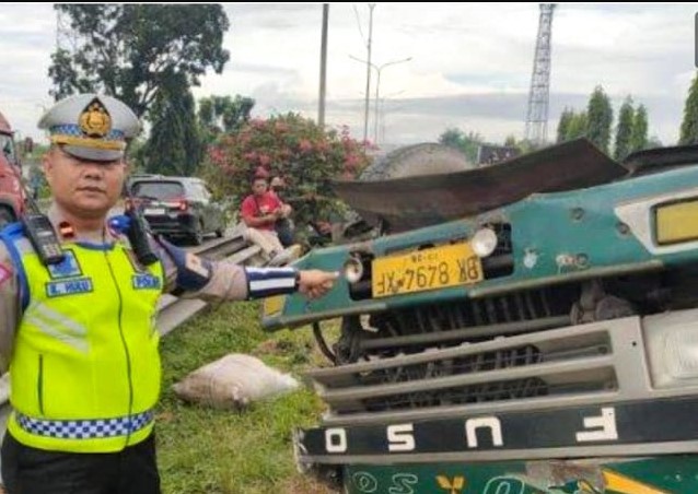  Truk Kontainer Terguling di Tol Belmera