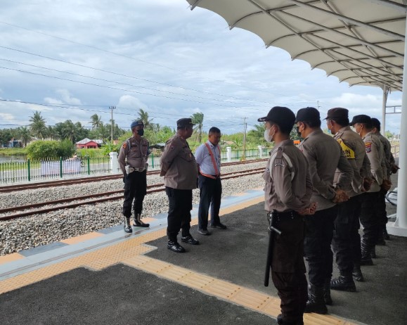  Kapolsek Medang Deras Kawal Pengamanan Uji Coba Pengoperasian Angkutan KA Belambangan