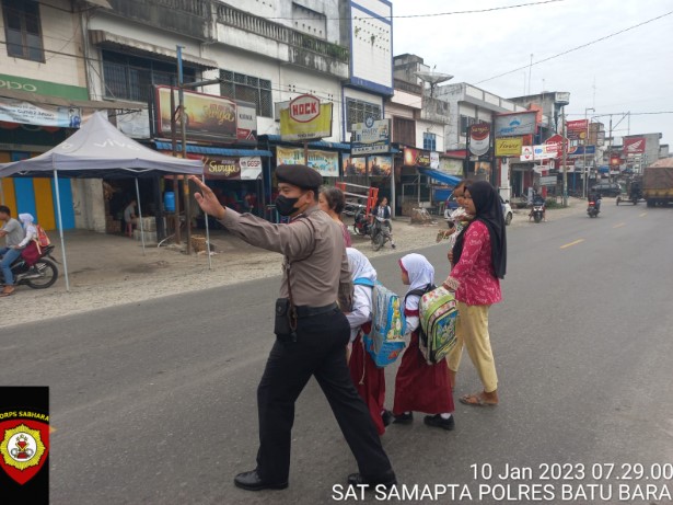  Jaga Keselamatan Masyarakat, Sat Samapta Polres Batubara Atur Arus Lalu Lintas