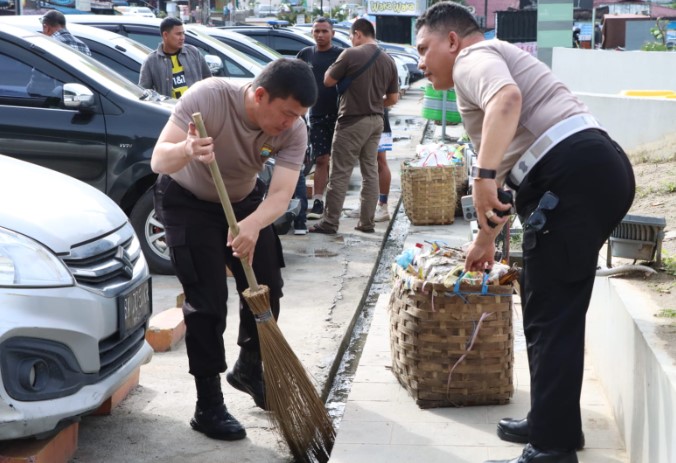 Dukung F1H2O Danau Toba, Kapolres Simalungun Kurve Kebersihan Bersama Forkopimda di Parapat