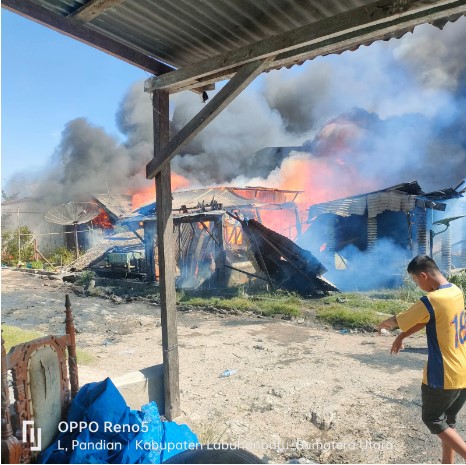  5 Rumah Warga Sei Berombang Dilalap Sijago Merah