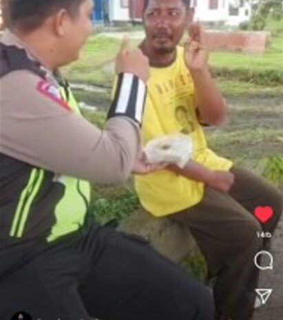  Video Polisi Penolong Bripka Ami Personil Satlantas Polres Simalungun Tolong ODGJ Viral