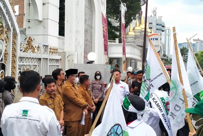  Polrestabes Medan Kawal Unras FSLDK dan KAMMI di Kantor Gubsu dan DPRD Sumut