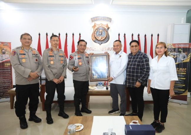 Kapolda Sumut Terima Anugerah Sahabat Utama Pers dari SPS Sumut